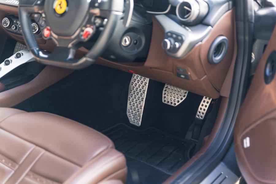 Детали интерьера Ferrari F12berlinetta 2014 года  (UK) (фото 158 из 276)
